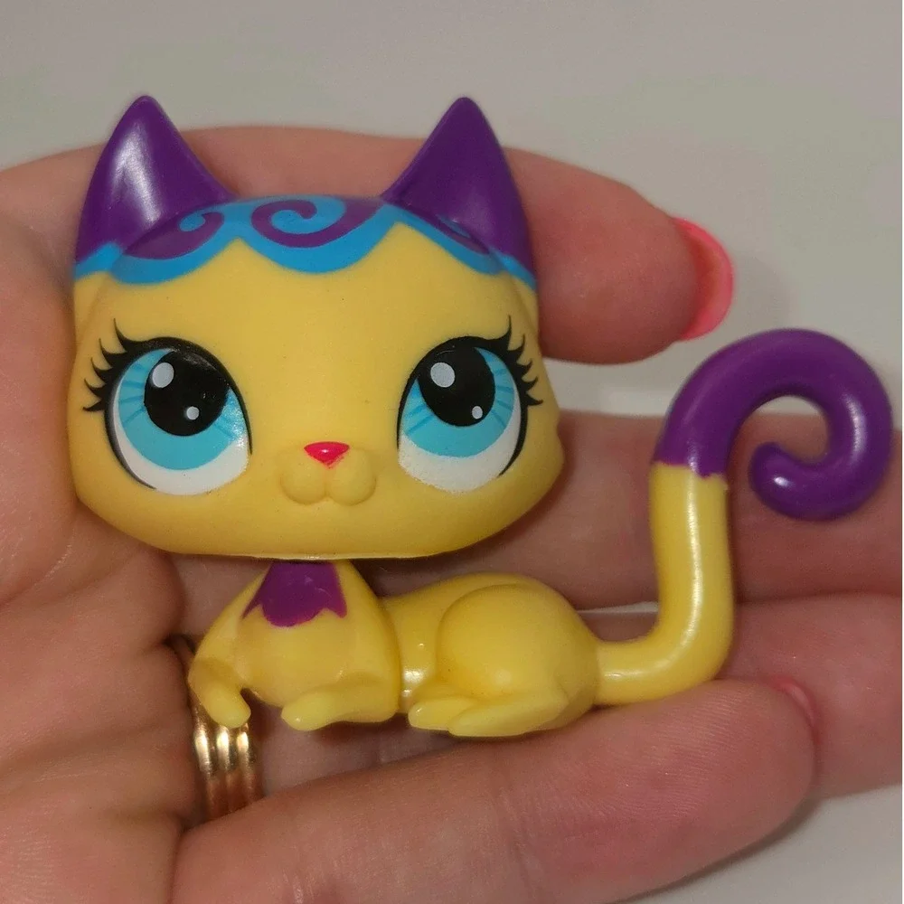 Littlest Pet Shop LPS #3332 Yellow Purple Cat Blue Eyes Hasbro Figure
